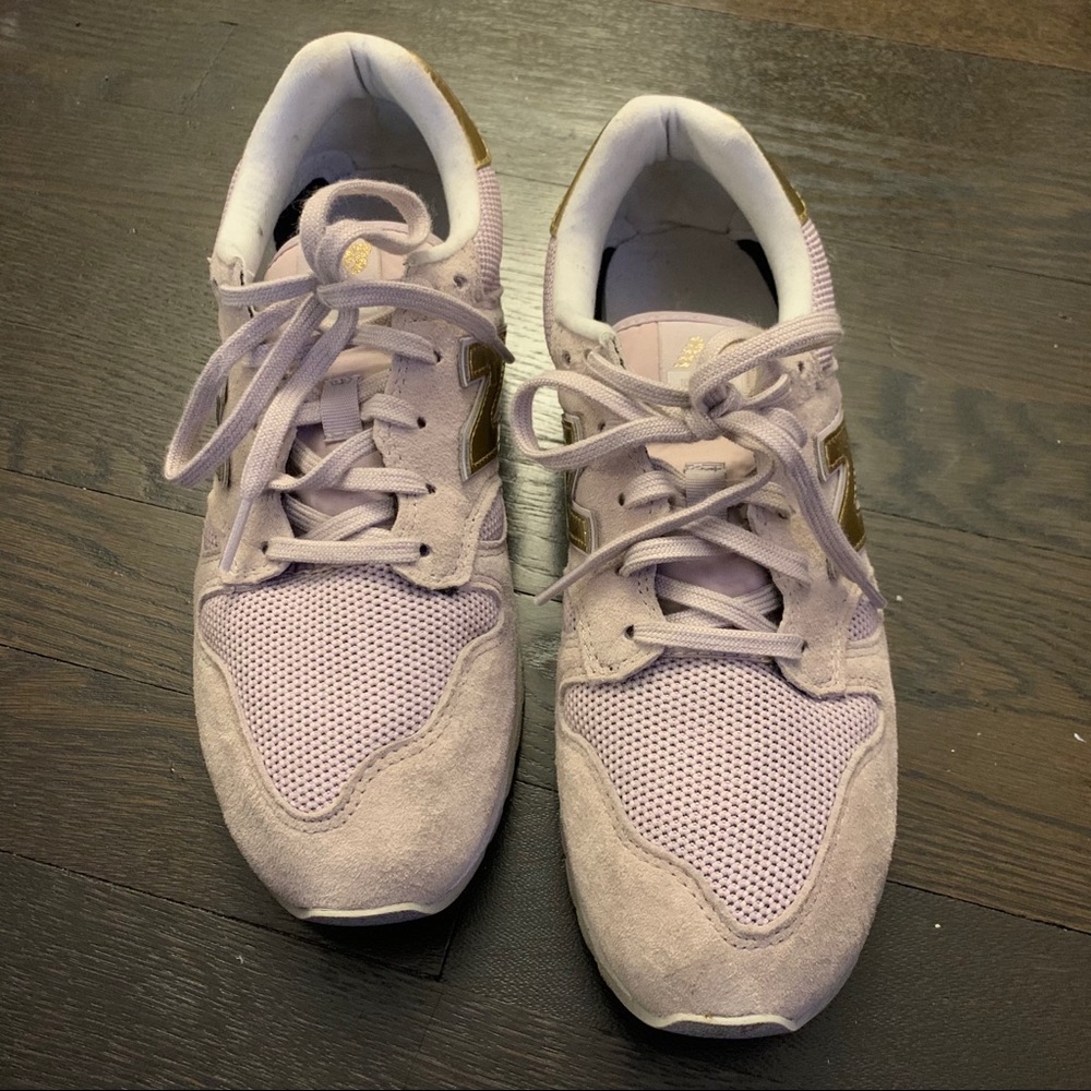 New Balance 520 Sneakers Pale Pink w/ Gold detail